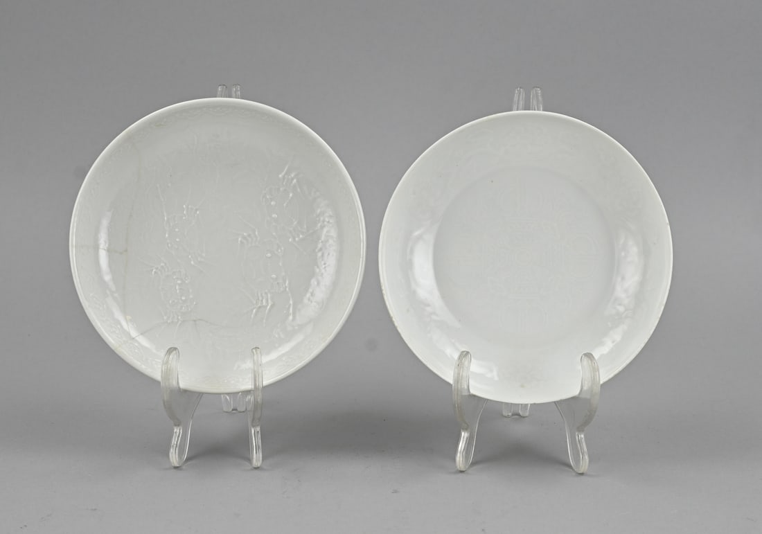 2x Chinese blanc de chine dish Ø 14 - 15 cm.: Two 19th-century Chinese porcelain blanc de chine plates with floral relief decoration + one with crab decoration (glued). Dimensions: Ø 14 - 15 cm. In fair/good condition.