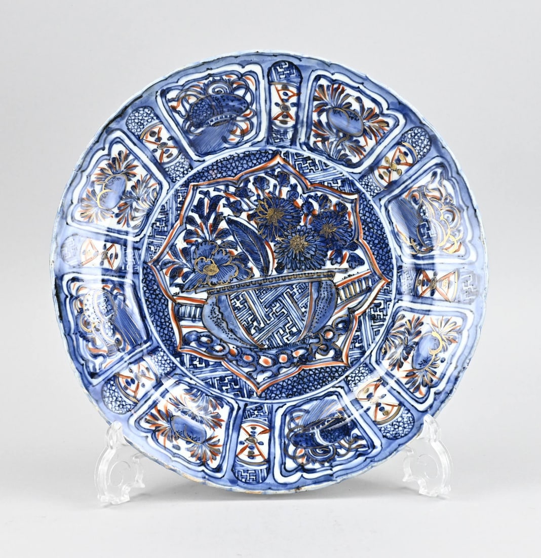 Chinese Wanli plate Ø 28.7 cm.: 16th - 17th Century Chinese Wanli Kraak porcelain plate with floral/gold decoration. A few chips. Dimensions: Ø 28.7 cm. In good condition.