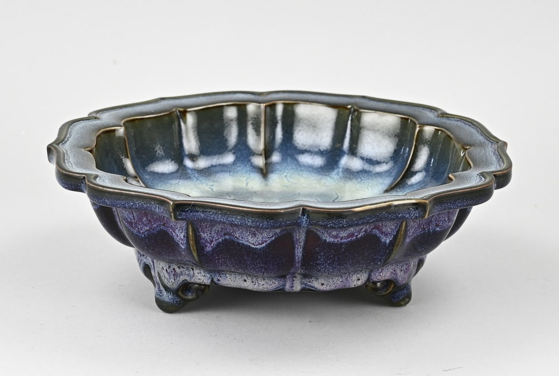 Chinese bowl Ø 24.5 cm.: Old Chinese porcelain bowl in the shape of a flower, with purple glaze and three feet. Dimensions: H 8 x Ø 24.5 cm. In good condition.