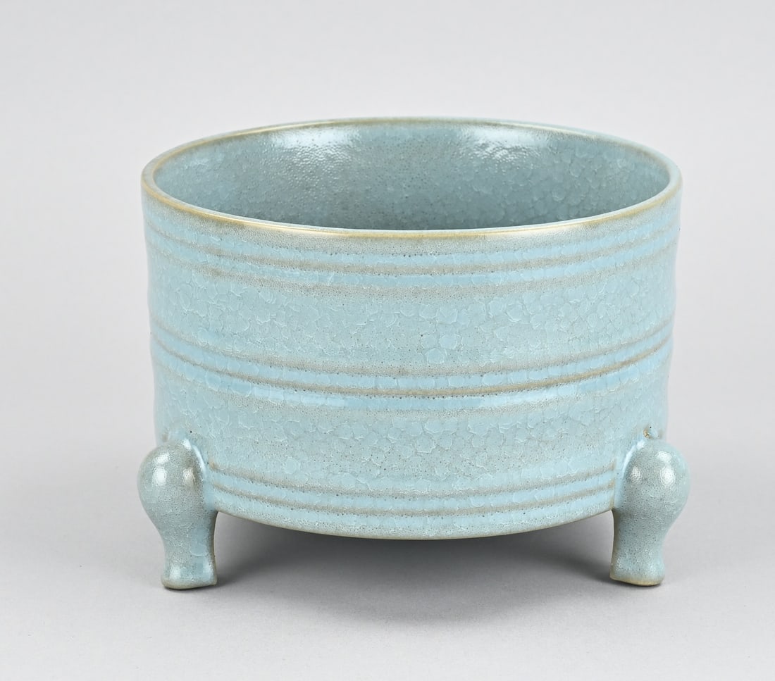 Chinese censer Ø 18 cm.: Old Chinese porcelain celadon censer on three legs, with scale-like glaze. Dimensions: H 13.2 x Ø 18 cm. In good condition.
