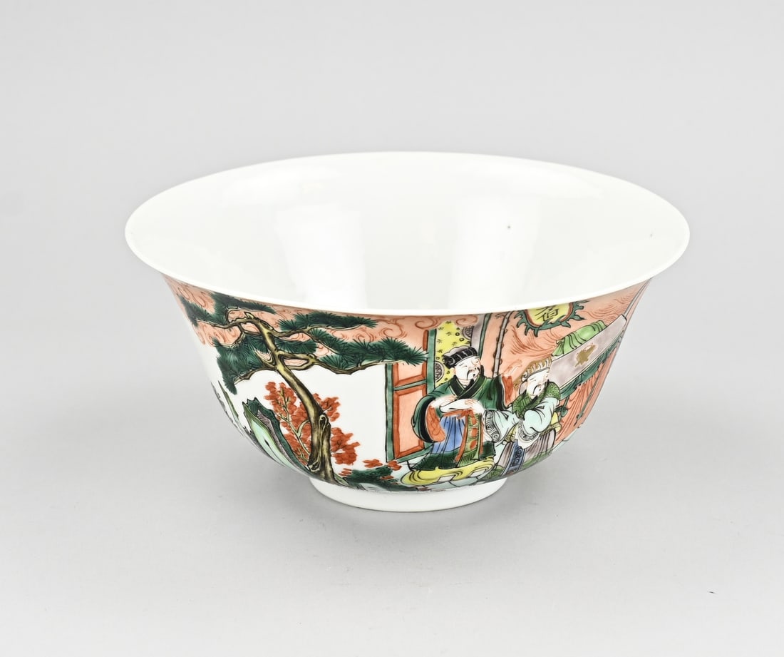 Chinese bowl Ø 19.6 cm.: Old Chinese porcelain family verte bowl with decoration around the perimeter of figures. Dimensions: H 10 x Ø 19.6 cm. In good condition.