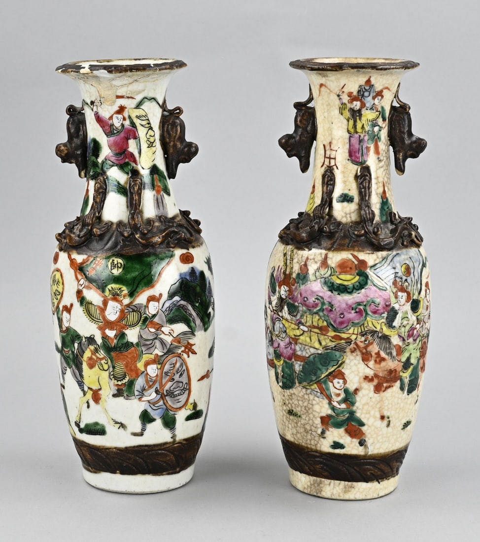 2x Cantonese Nanking vase, H 29 cm.: Two antique Chinese porcelain Cantonese Nanking vases with warrior decoration. One vase intact. One vase damaged. Dimensions: H 29 cm. In fair/good condition.