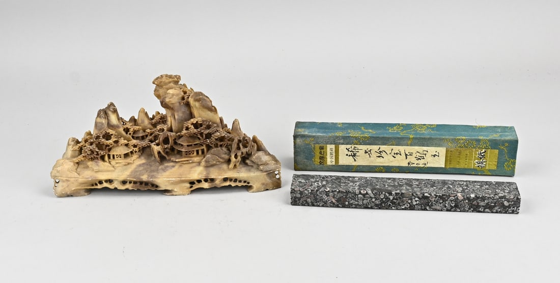 2x China: Two parts China. 1x Antique soapstone mountain range with pagodas, circa 1900. 1x Natural stone rectangular object in a Chinese case, 20th century. Dimensions: 23.5 - 24.5 cm. In good condition.