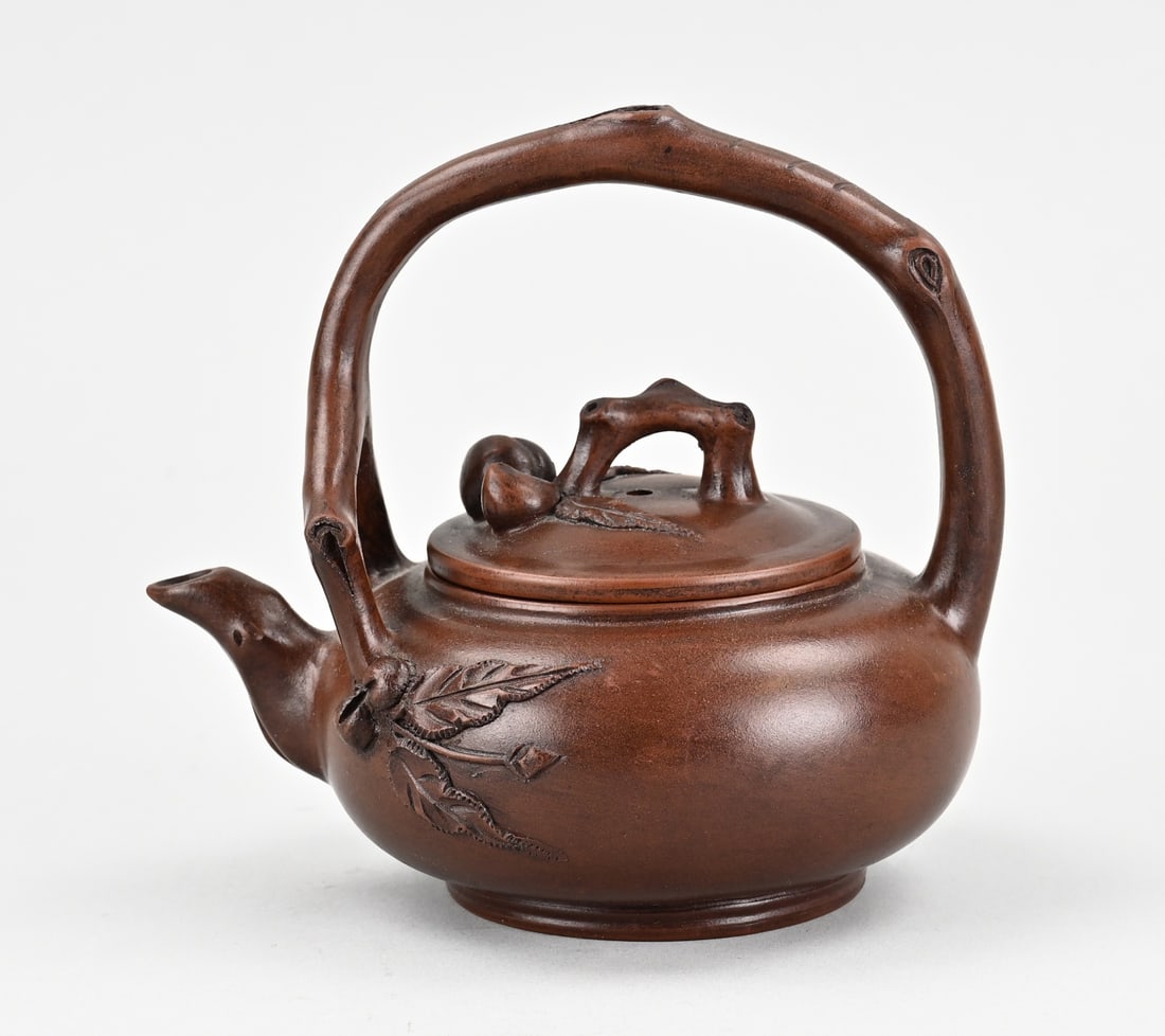 Yixing teapot: Old Chinese Yixing teapot with peach decoration. Base mark. Dimensions: 14.5 x 14 x 11 cm.