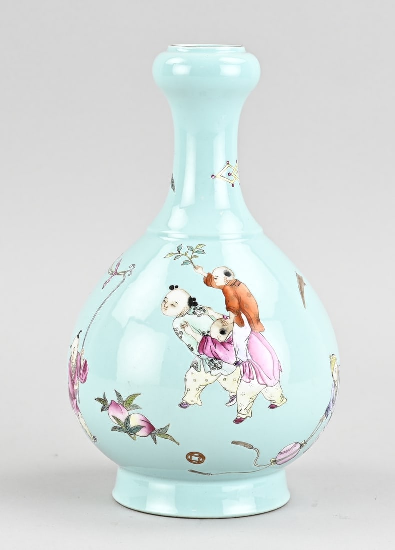 Family Rose knob vase, H 20.5 cm.: Old Chinese porcelain Rose Family bulbous vase, with decoration of playing figures + base mark. Dimensions: H 20.5 cm.