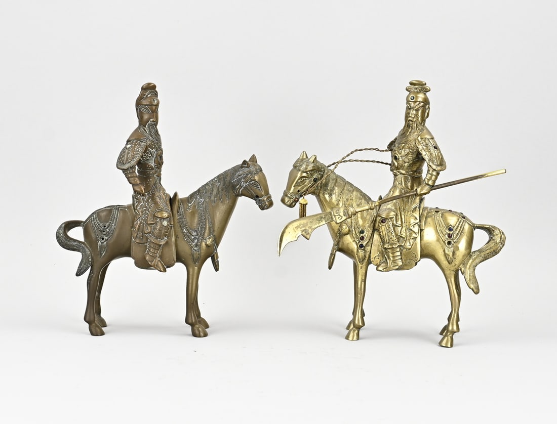 2x Chinese bronze warrior: Two antique Chinese bronze warriors on horseback. One is missing a lance. Dimensions: 26 x 22 x 8 cm. In good condition.