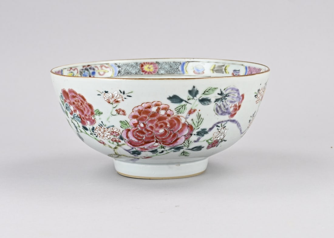 Chinese Family Rose bowl Ø 19.2 cm.: Large 18th-century Chinese porcelain Rose Family bowl with peony decoration. Dimensions: H 9.5 x Ø 19.2 cm. In good condition.