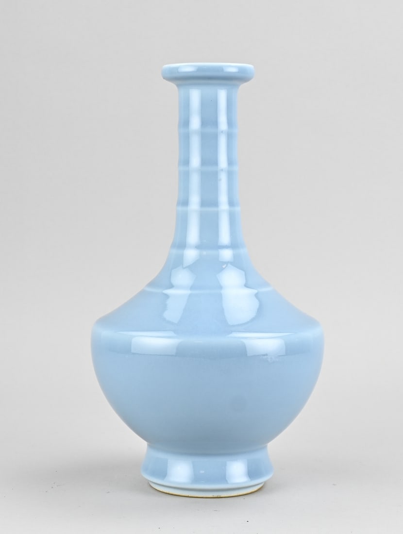 Chinese vase, Claire de lune, 26 cm: Old Chinese porcelain Claire de Lune vase. With base mark. Dimensions: H 27 cm. In good condition.