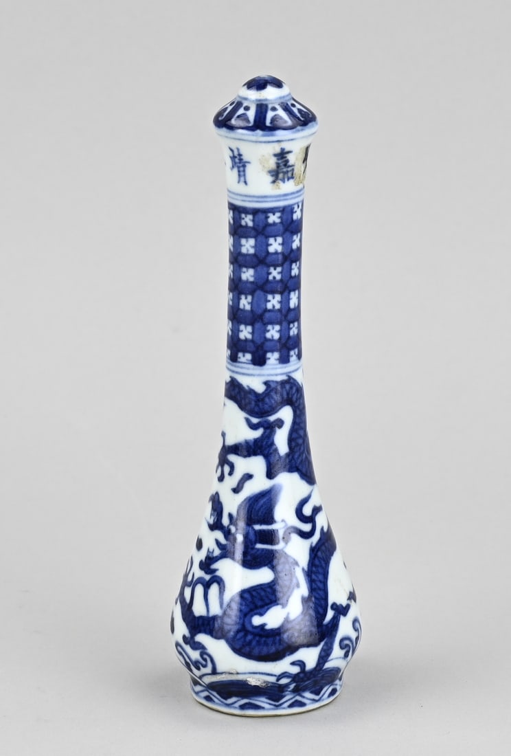 Chinese object (blue/white): Old Chinese porcelain object with dragon decoration + text. Object is hollow. Dimensions: 18.8 cm. In good condition.