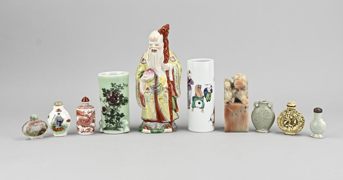 Lot various Chinese (10x): Lot of ten pieces of various old/antique China. Consisting of: 6x snuff bottles, 2x brush vases, 1x deity (base mark), 1x lacquer stamp with foo dog. Dimensions: 4 - 22 cm. In good condition.