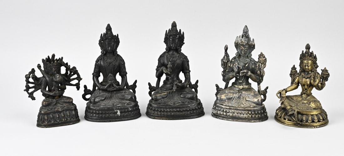 5x Bronze Buddha figure: Five diverse old/antique Oriental bronze Buddha figures. Dimensions: 12 - 17.5 cm. In good condition.