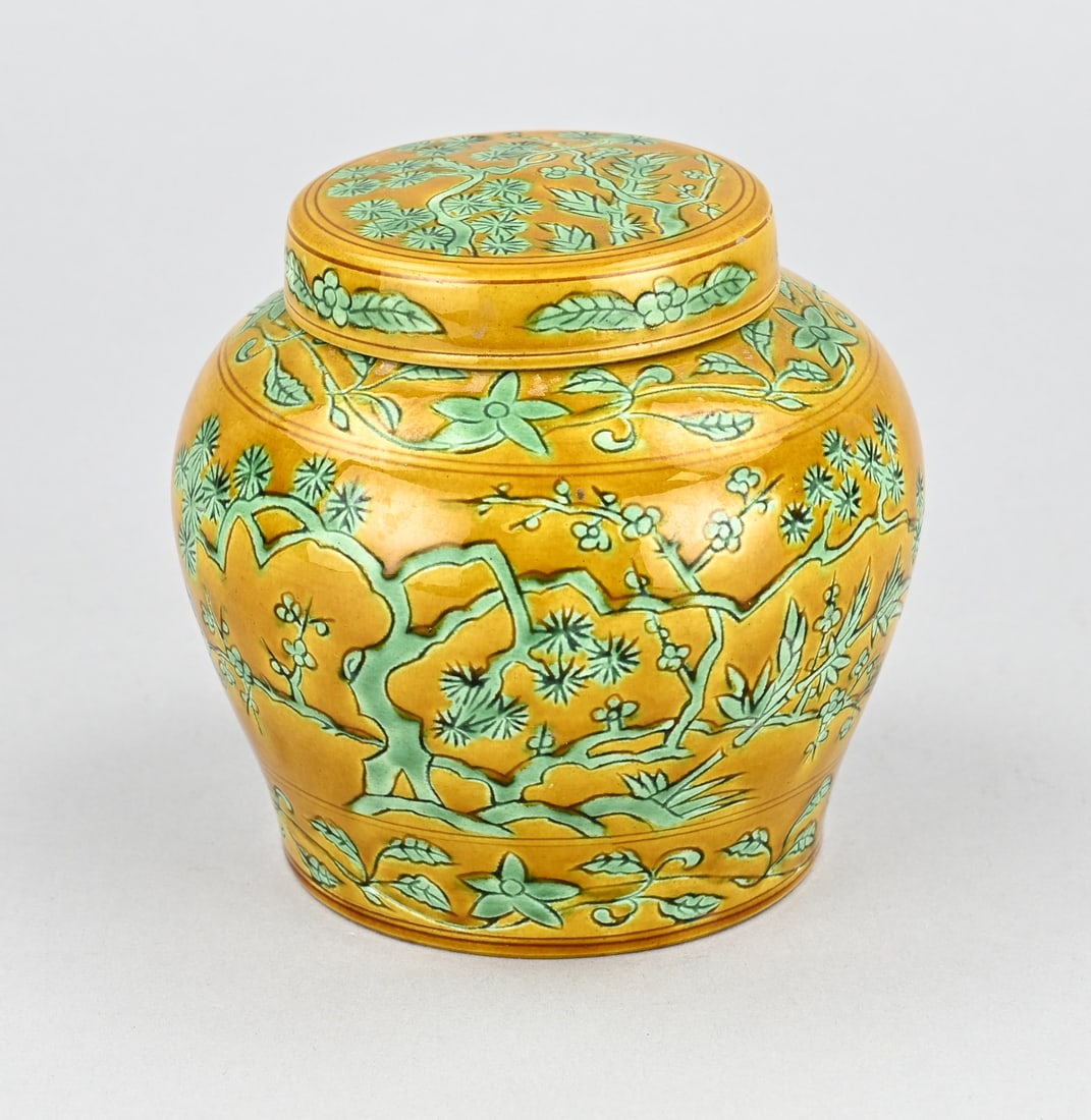 Chinese ginger pot: Old Chinese porcelain ginger jar with lid. Kang Xi base mark. Boscage decoration. Dimensions: 13 x 12.5 cm. In good condition.