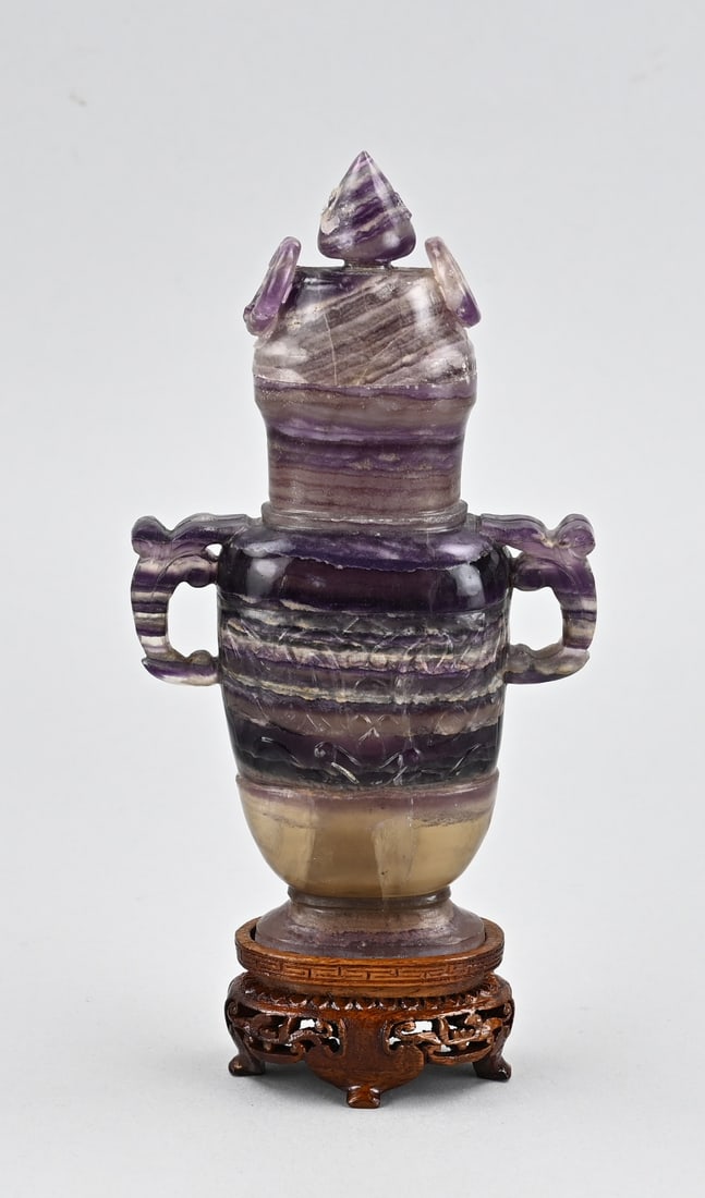 Chinese vase carved from amethyst + base: Chinese amethyst-carved lidded vase on a pedestal. Second half of the 20th century. Dimensions: H 22 cm. In good condition.