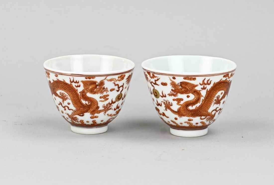 2x Chinese cup Ø 7.2 cm.: Two Chinese porcelain cups with brown/red dragon decoration + six-character base mark. Dimensions: H 5.6 x Ø 7.2 cm. In good condition.
