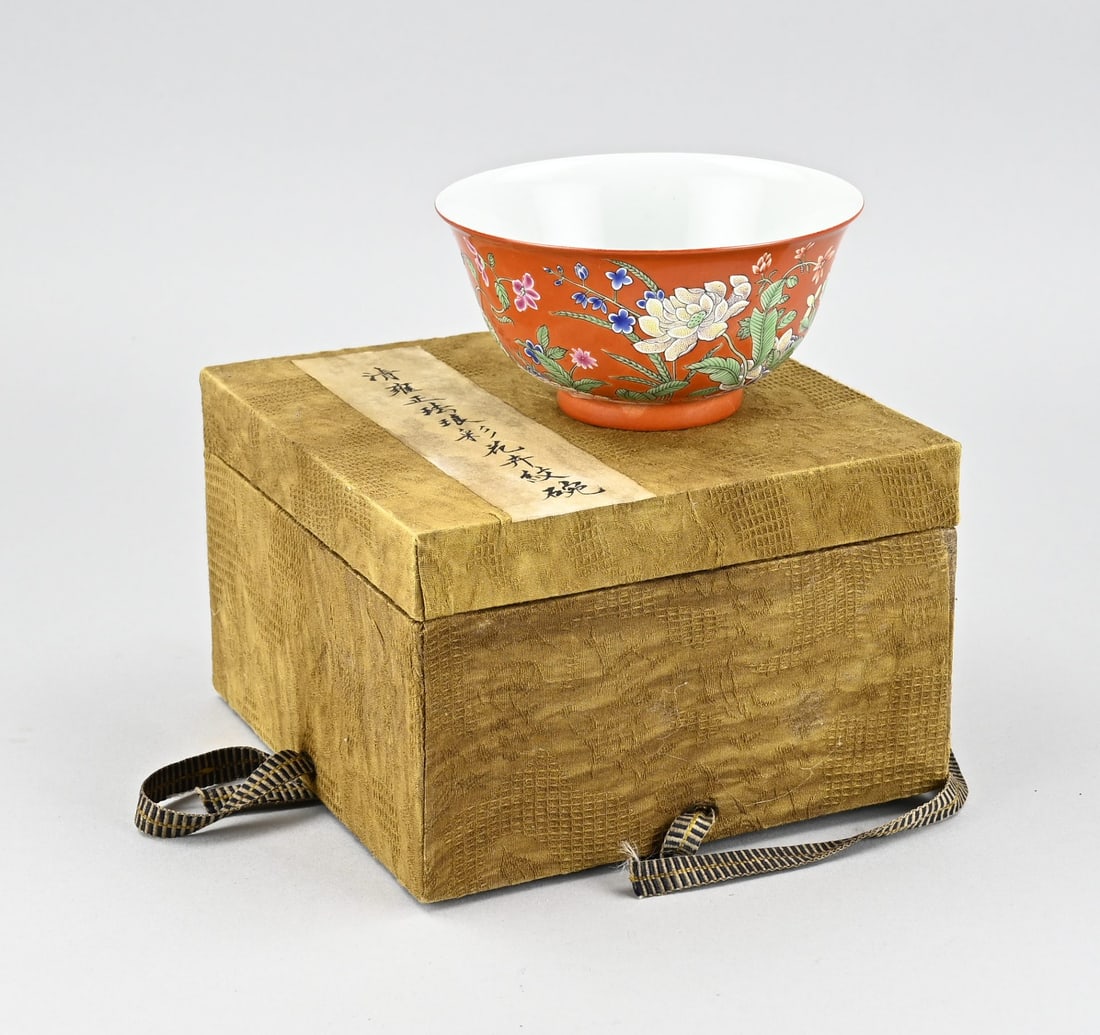 Chinese bowl (+ case): Old Chinese porcelain family rose bowl with floral decoration + 4-character base mark. With storage box. Dimensions: Ø 12.6 x H 8 cm. In good condition.