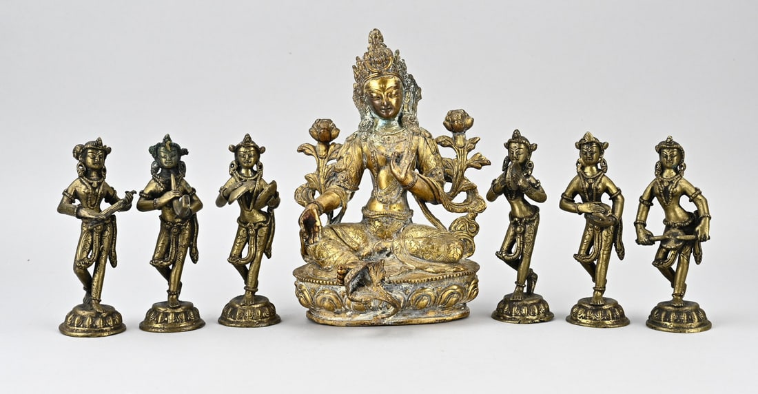 Lot of bronze Buddha figures (7x): Lot of seven various old/antique Buddhist figures + musicians. Dimensions: H 14 - 20.5 cm. In good condition.