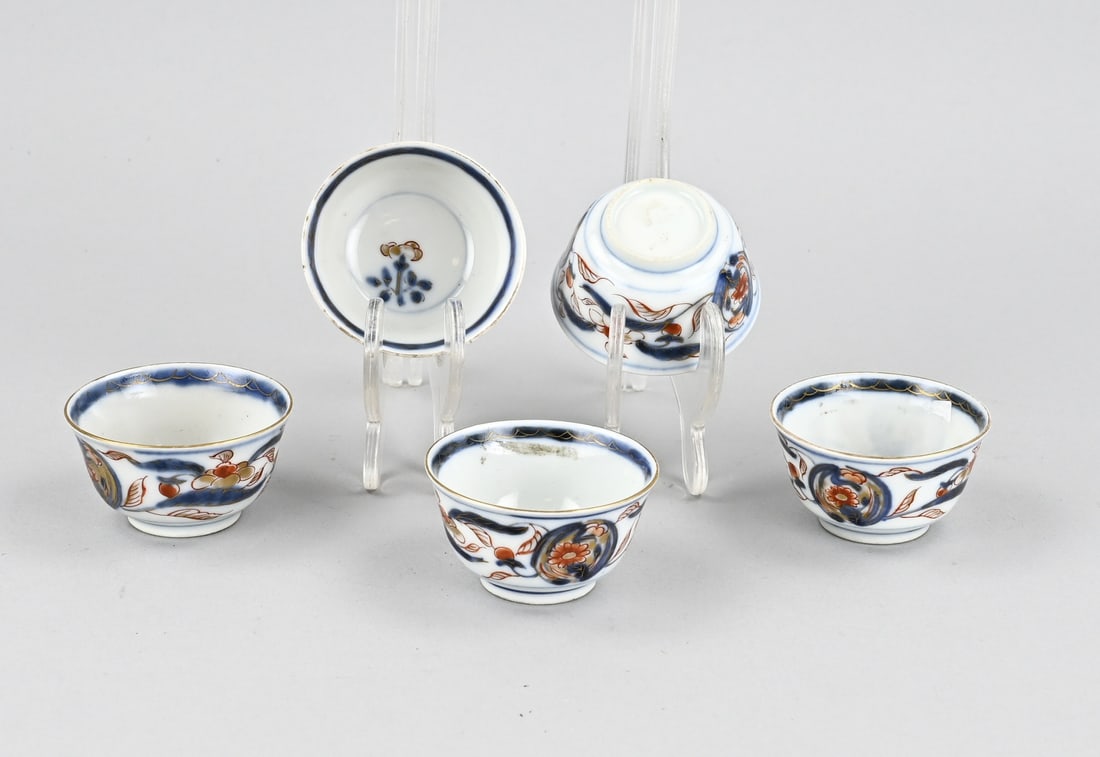 5x Chinese Imari cup: Five 18th-century Chinese porcelain Imari cups with floral/gold decoration. Dimensions: 3.5 x 6.5 cm. In good condition.