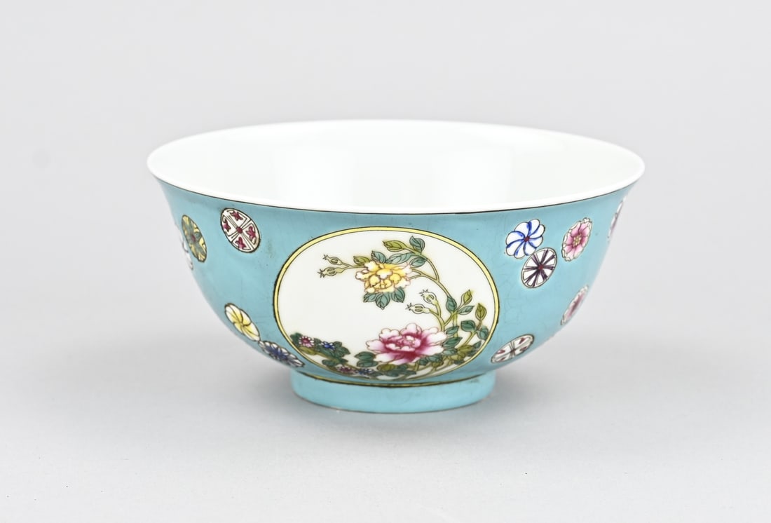 Chinese family rose bowl Ø 15 cm.: Old Chinese porcelain family rose bowl with floral decoration and blue glaze. Base mark. Dimensions: H 7.5 x Ø 15 cm. In good condition.