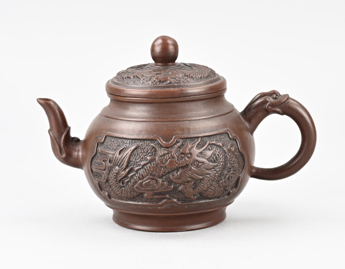 Old Yixing teapot: Old Chinese Yixing teapot with dragon decoration + character symbols + base mark. Dimensions: 12.8 x 17.5 x 10.3 cm. Signs of use. In good condition.