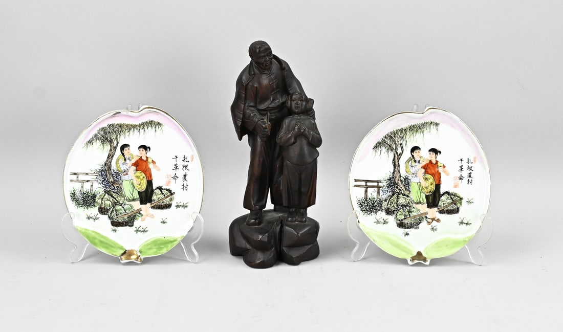 3x Cultural Revolution China: 3x Cultural Revolution, China. Including: two porcelain bowls, one hardwood figure (teacher with pupil). Dimensions: 18 x 27 cm. In good condition.