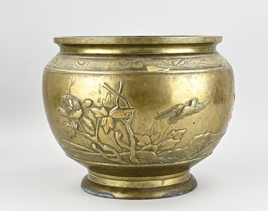 Antique Chinese or Japanese flower pot Ø 34 cm.: Large, antique Chinese or Japanese bronze flowerpot with peony and bird decoration. 19th century. Dimensions: H 27.8 x Ø 34 cm. In good condition.