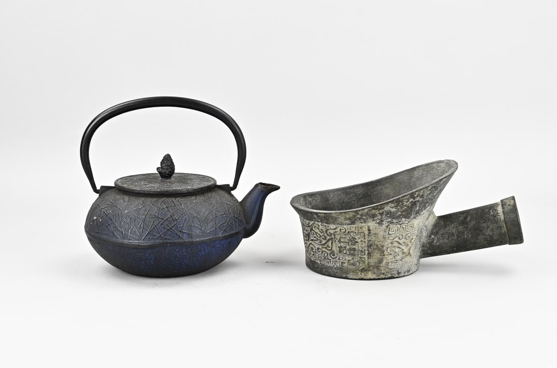 2x Antique China/Japan: 2x Antique China/Japan. 1x Bronze water scoop with geometric decoration. 1x Japanese iron water pot. Circa 1900. Dimensions: 19 - 21 cm. In good condition.