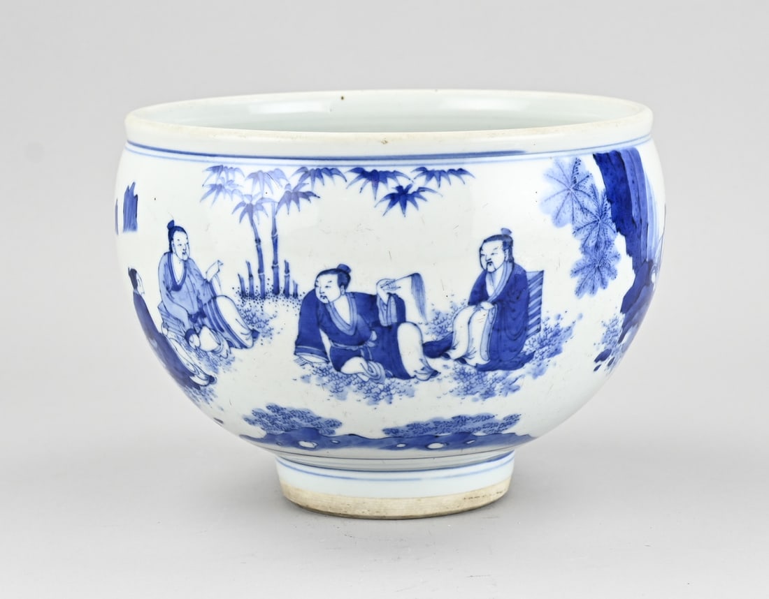 Chinese water bowl Ø 23 cm.: Chinese porcelain water bowl with figures all around in a garden decor. Dimensions: H 16.5 x Ø 23 cm. In good condition.
