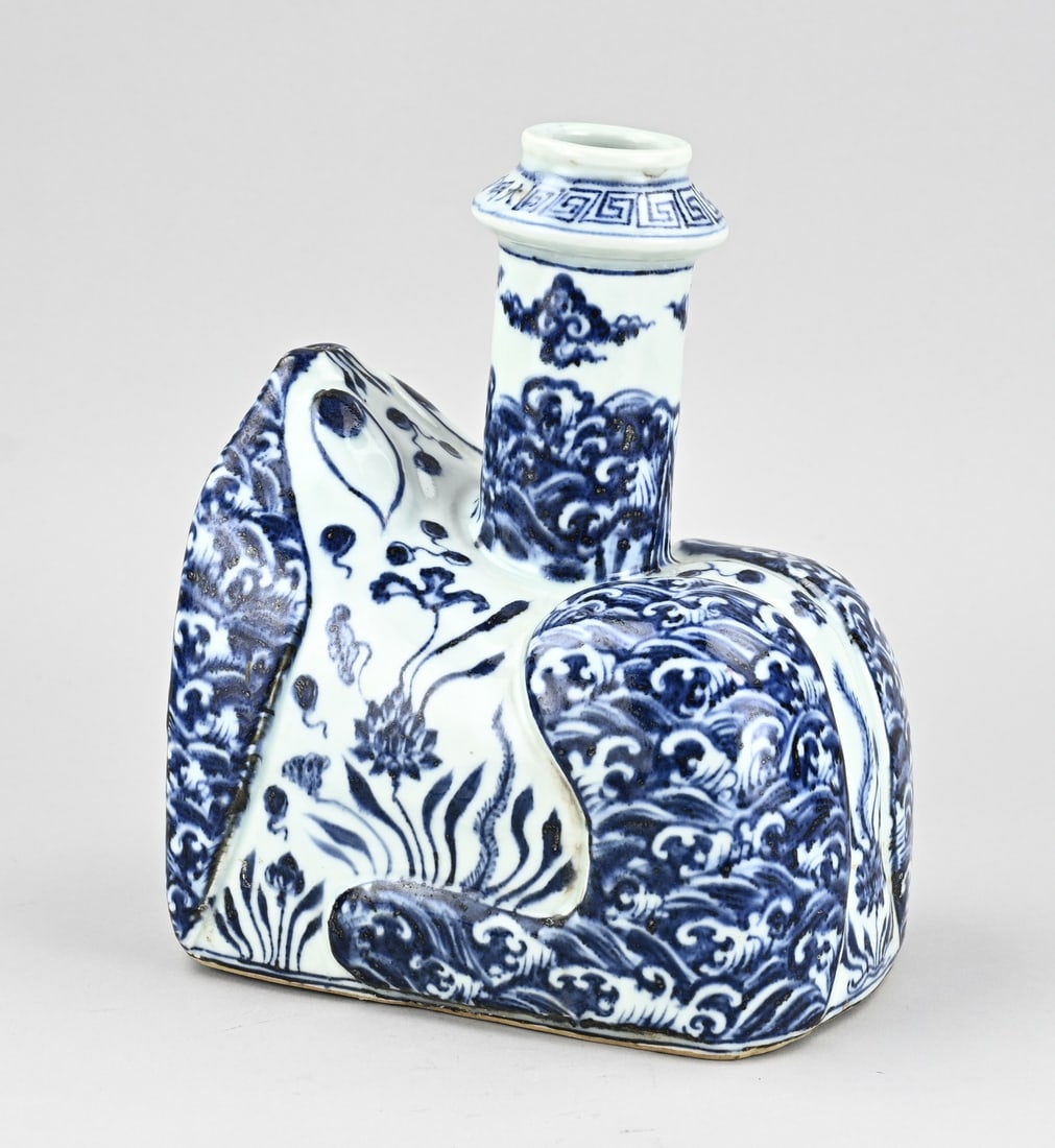 Chinese vase (jug), H 24.5 cm.: Unique, old Chinese porcelain vase (jug). With waves + floral decoration + signature. Dimensions: H 24.5 cm. In good condition.