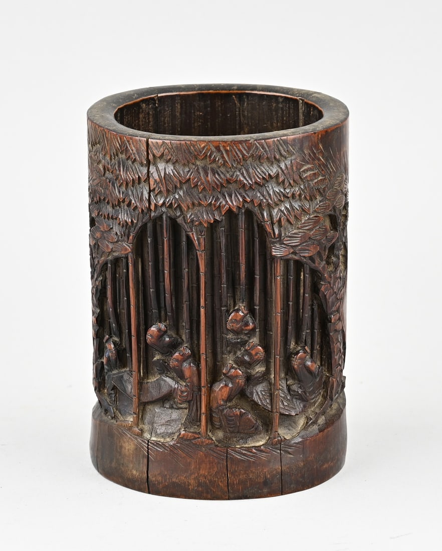 Chinese brushpot Ø 11 cm.: Antique Chinese bamboo carved brush holder with figures in a bamboo forest. Dimensions: H 15.7 x Ø 11 cm. Shrinkage cracks. In good condition.