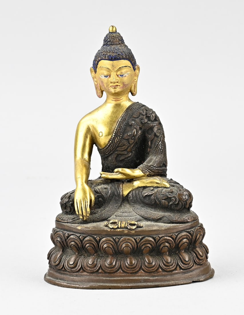 Chinese Buddha, H 14.5 cm.: Beautiful antique Chinese bronze Buddha in dragon robe. Gilded and partially burnished. With floral base mark. 18th - 19th century. Dimensions: H 14.5 cm. In good condition.