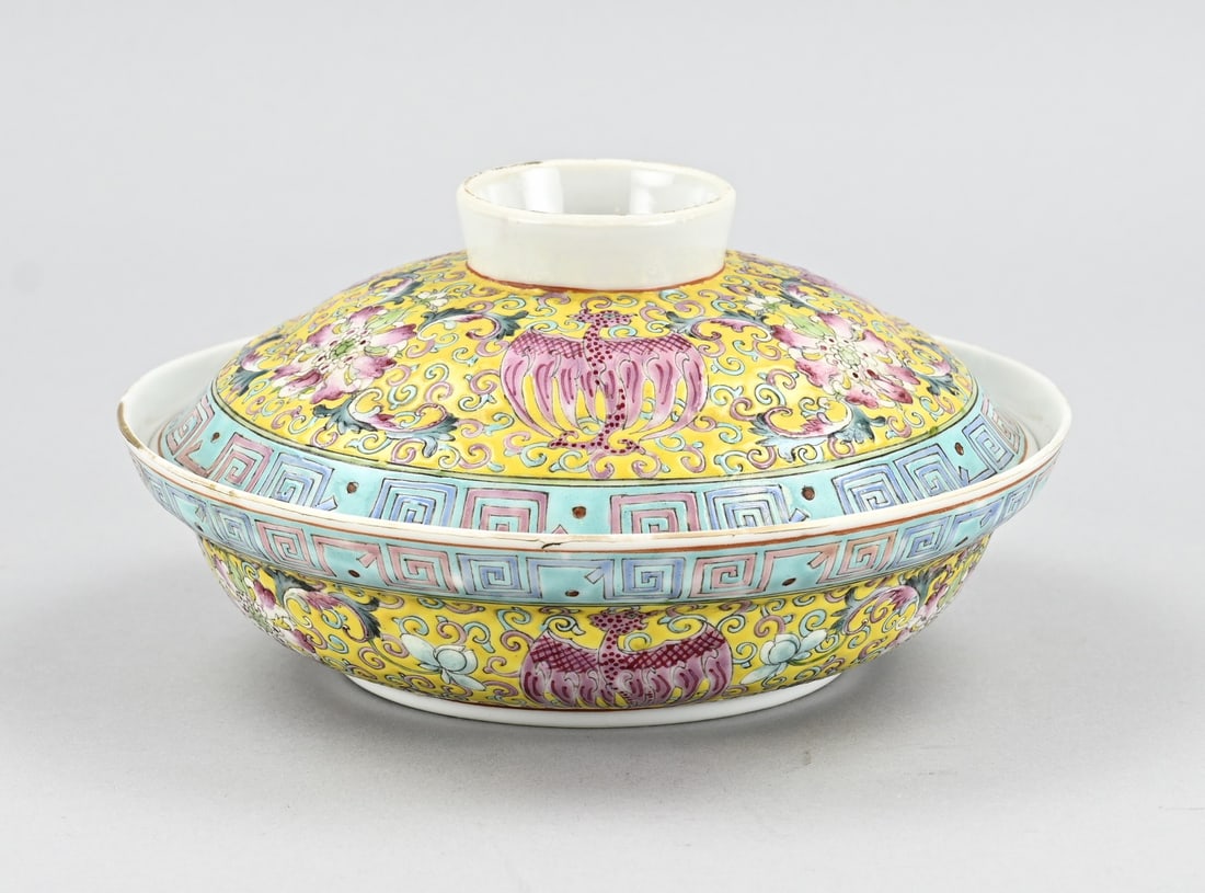 Chinese lidded bowl Ø 19 cm.: Old Chinese porcelain family rose lidded bowl with peony/phoenix decoration. With base mark. Dimensions: H 11 x Ø 19 cm. In good condition.