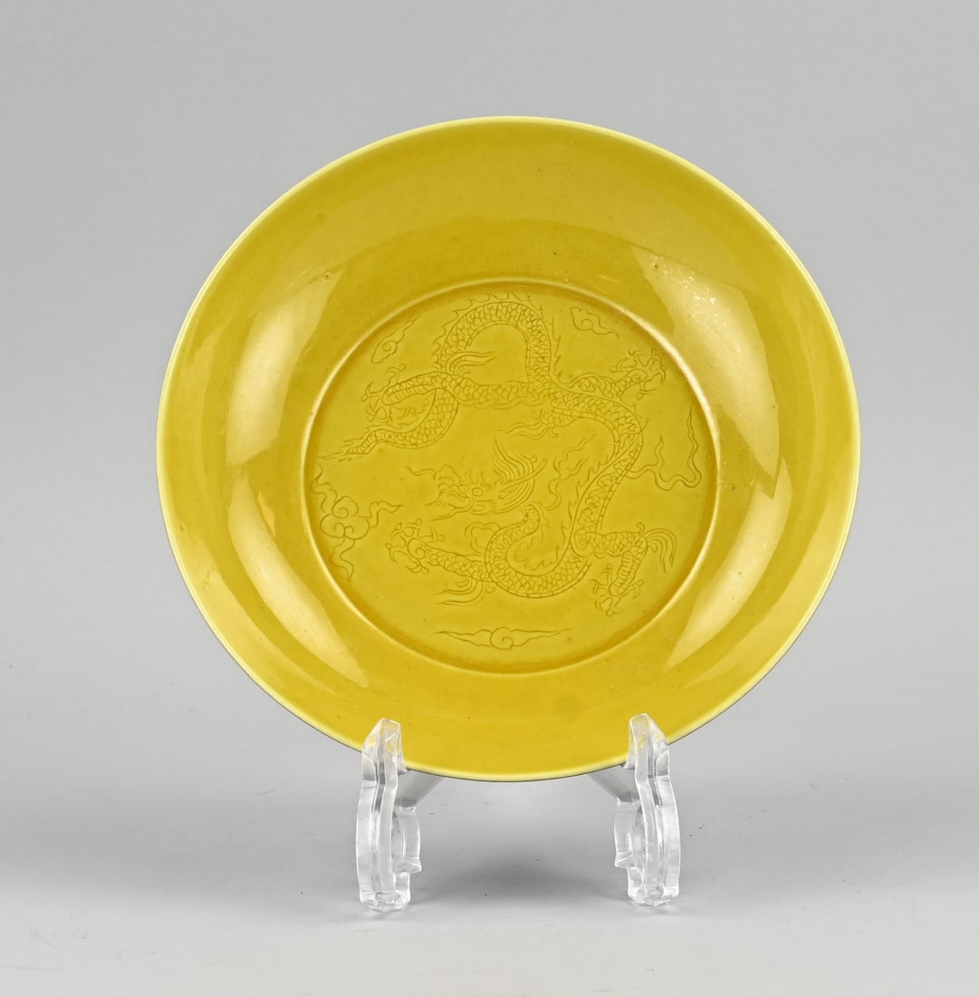 Chinese yellow plate (with dragons) Ø 20.5 cm.: Old Chinese dragon dish with yellow glaze + reverse purple glaze and dragons. With six-character base mark. Dimensions: Ø 20.5 cm. In good condition.