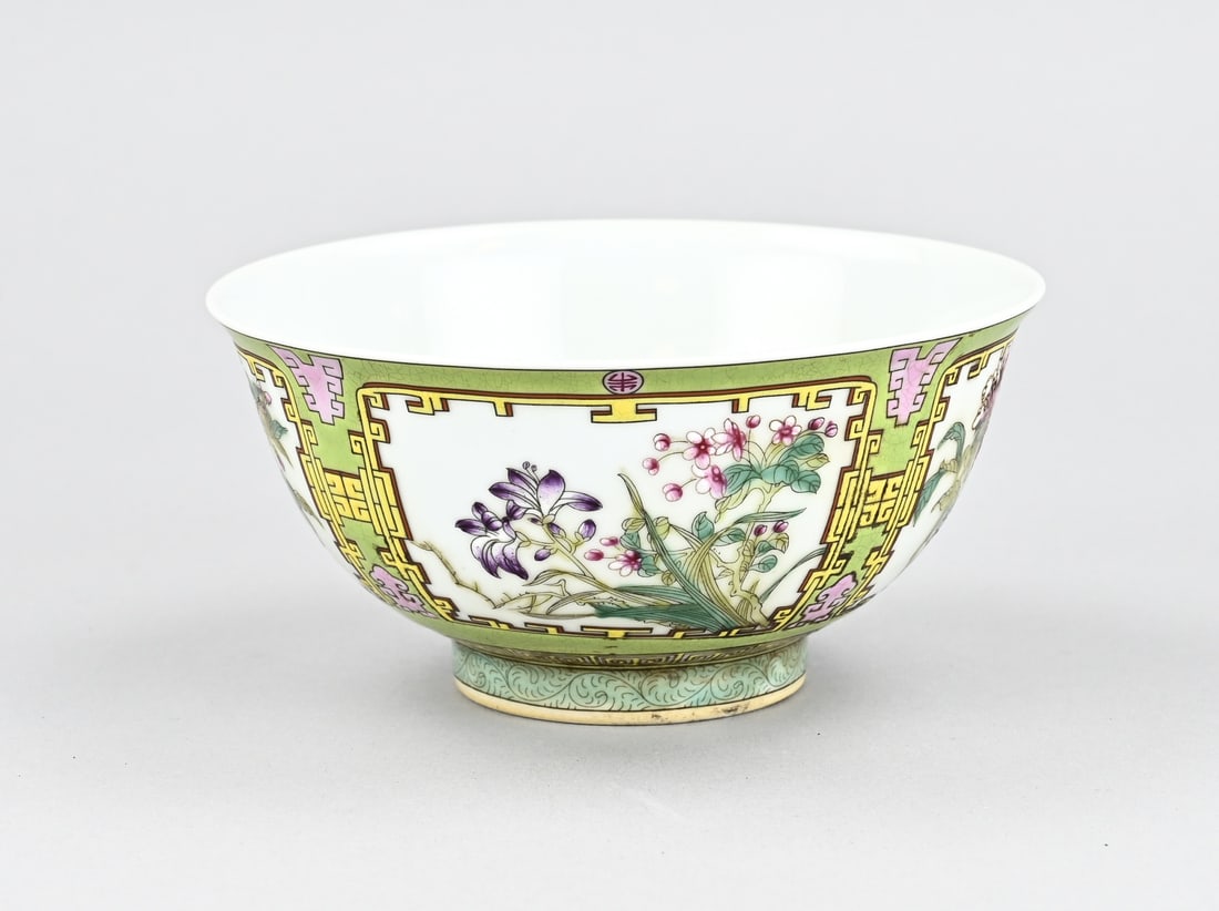 Chinese family rose bowl Ø 15 cm.: Old Chinese porcelain family rose bowl with floral decoration + base mark. Dimensions: H 7.2 x Ø 15 cm. In good condition.