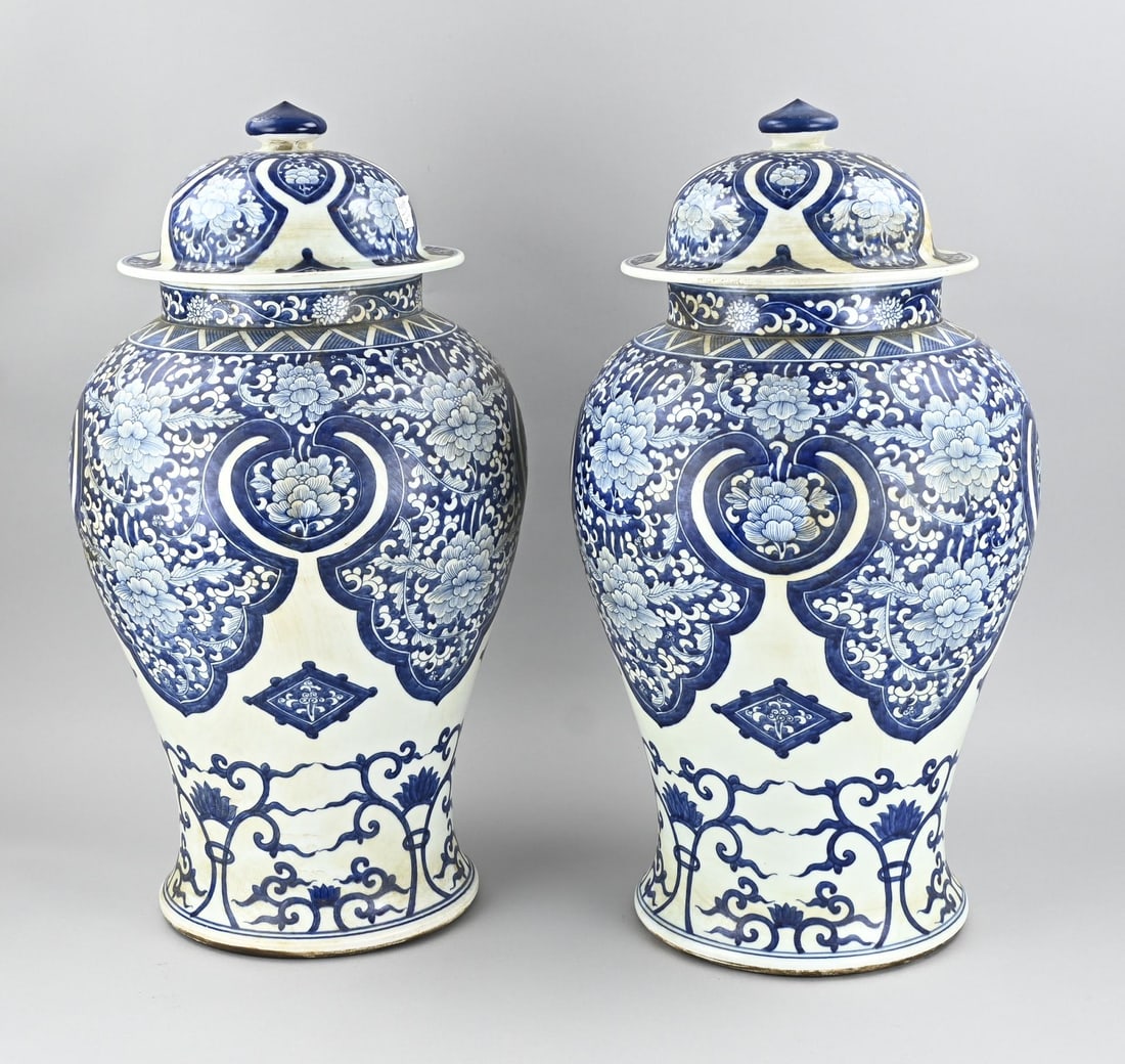 Set of Chinese lidded vases, H 57 cm.: Two old Chinese porcelain lidded vases with floral decoration. Dimensions: H 57 cm. In good condition.