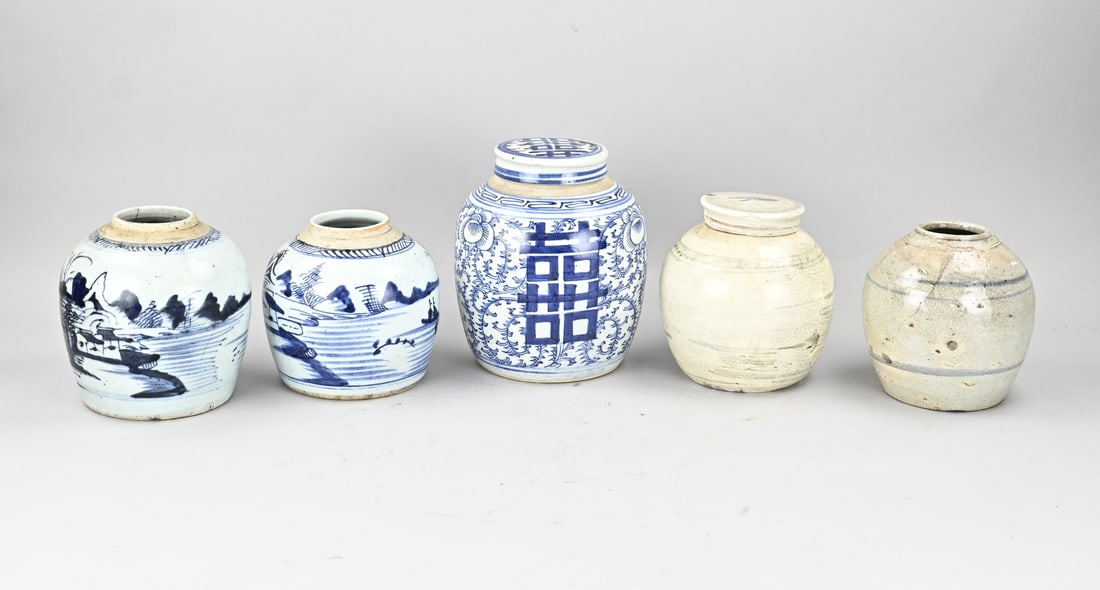 5x Chinese ginger jar: 5x Various antique Chinese porcelain ginger jars. 19th century. Dimensions: 17 x 20 cm. In good condition.
