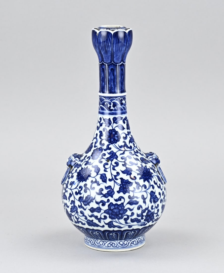 Chinese knobbed vase, H 26 cm.: Old Chinese porcelain bulbous vase with floral decoration + Kylin heads. With base mark. Dimensions: H 26 cm. In good condition.
