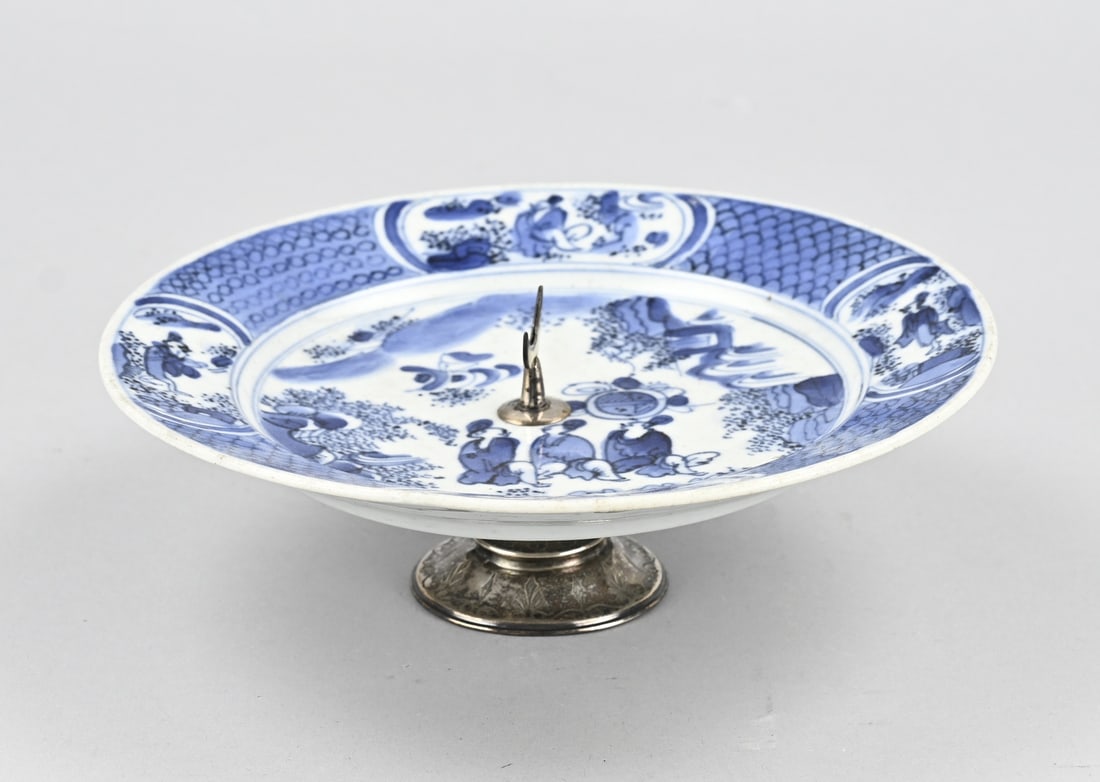 Plate on silver base (tazza) Ø 22 cm.: 19th-century Chinese porcelain plate on a silver base (crescent). Tazza. Dimensions: H 7 Ø 22 cm. In good condition.
