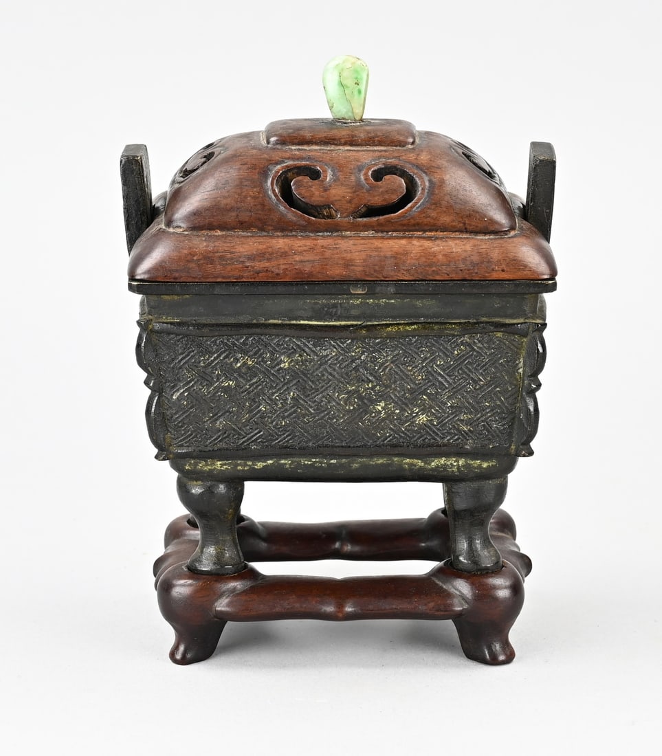 Bronze incense burner + Huang huali: Rare antique Chinese bronze incense burner with Huang huali wooden lid, with separate Huang huali base. With base mark. 19th century or older. Dimensions: 19 x 13 x 10 cm. In good condition.