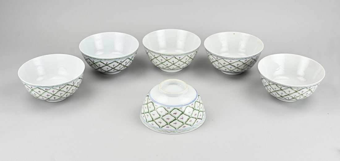 6x Chinese bowl Ø 15.7 cm.: Six 19th-century Chinese porcelain bowls with geometric decoration. Dimensions: H 7.5 x Ø 15.7 cm. In good condition.