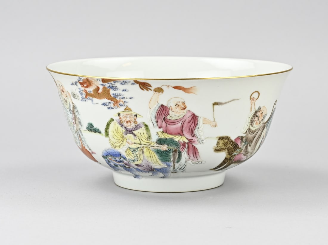 Large Chinese bowl Ø 19.2 cm.: Old Chinese porcelain Rose Family bowl with deity-on-animal decoration all around + gold. Detailed. Base mark. Dimensions: H 9 x Ø 19.2 cm. In good condition.