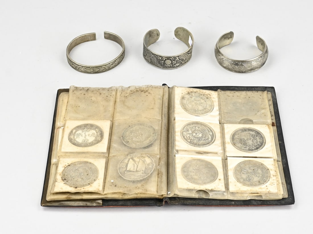 Lot of Chinese bracelets + coin album: Coin album with 15 Chinese coins + 3 Chinese white metal bracelets. Dimensions: 3.8 x 7 cm. In good condition.