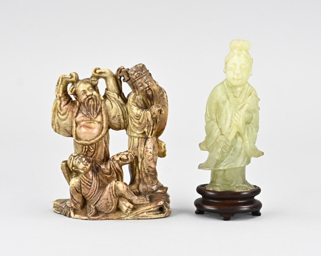 2x Antique China: Two pieces of antique China. 1x Quan Yin of jade. 1x group of soapstone figures. Dimensions: 12.2 x 14 cm. In good condition.