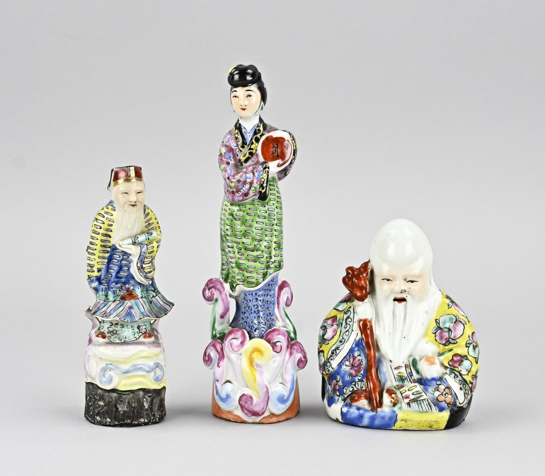 3x Antique Chinese figure, H 11.5 - 20 cm.: Three antique Chinese porcelain figures. First half of the 20th century. One figure with a base mark. Dimensions: H 11.5 - 20 cm. In good condition.