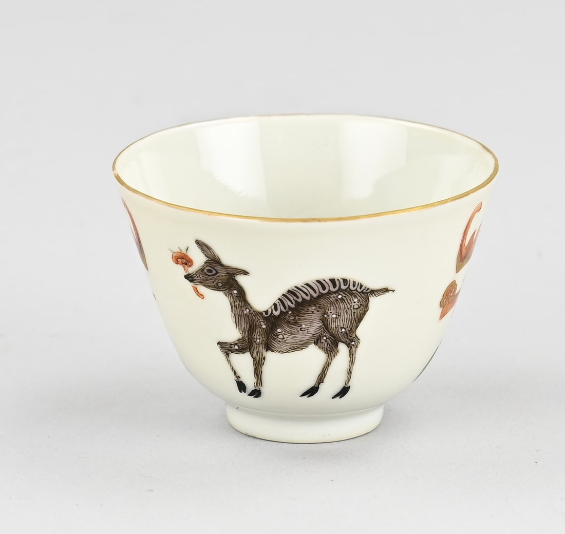 Chinese cup (deer/bat) Ø 7 cm.: Rare Chinese porcelain cup with deer/bat decoration. Four-character base mark. Dimensions: H 5 x Ø 7 cm. In good condition.