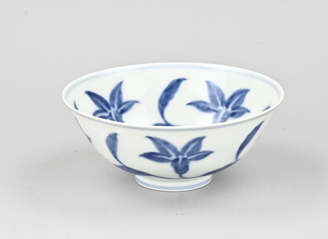 Chinese bowl Ø 15.5 cm.: Old Chinese porcelain blue and white bowl with floral decoration and a six-character base mark. Dimensions: H 6.5 x Ø 15.5 cm. In good condition.
