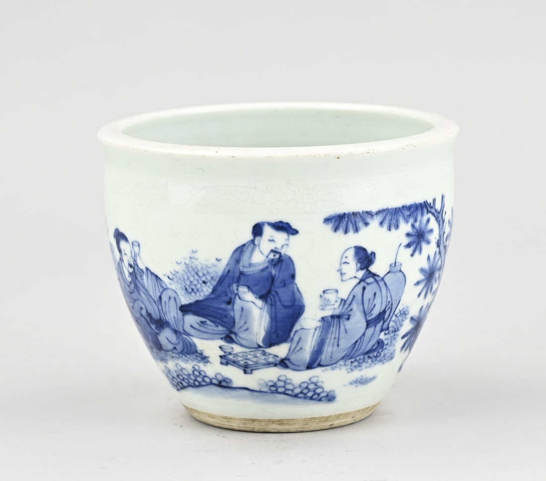 Chinese water pot Ø 12.6 cm.: Old Chinese porcelain blue and white water pot with figures all around in a garden decor. Dimensions: H 10 x Ø 12.6 cm. In good condition.