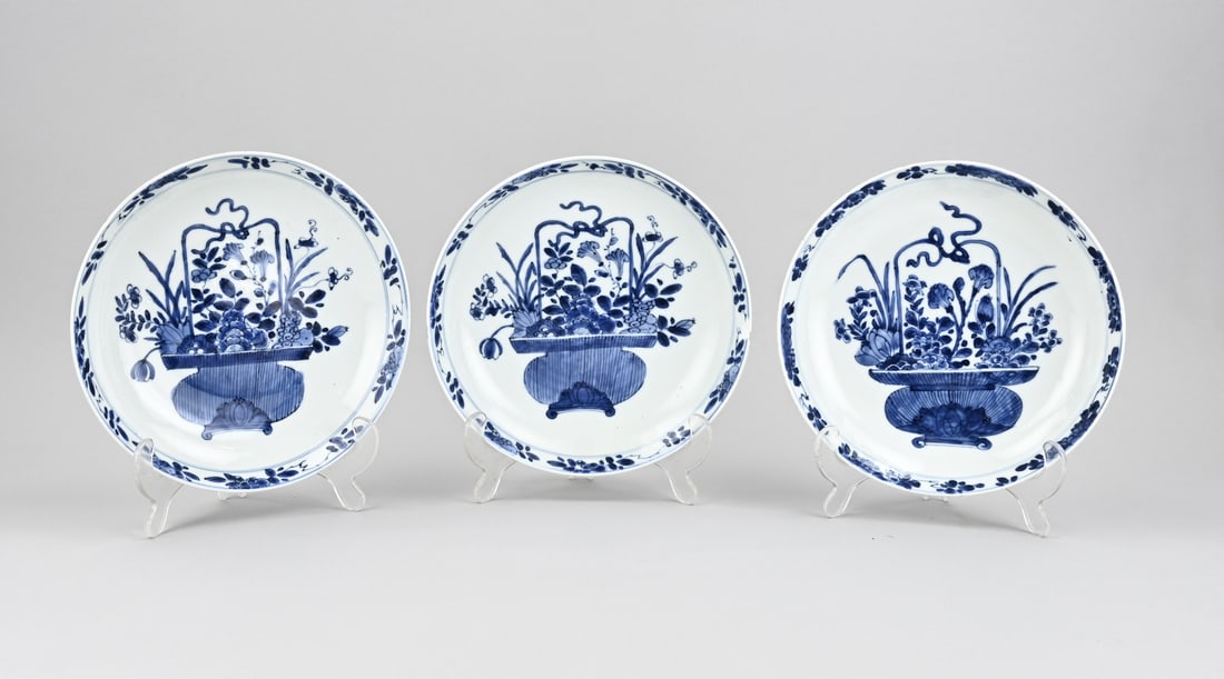 3x Chinese plate: Three 17th-18th century Chinese porcelain Kang Xi plates with flower vase decoration and base mark. Dimensions: Ø 21.7 cm. Hairline crack and/or chip. In reasonable condition.