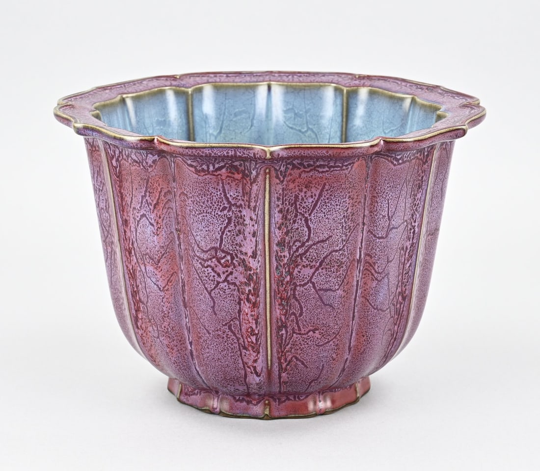 Chinese flower pot Ø 24.7 cm.: Chinese porcelain flowerpot with flambé glaze. Contoured. Dimensions: H 17 x Ø 24.7 cm. In good condition.