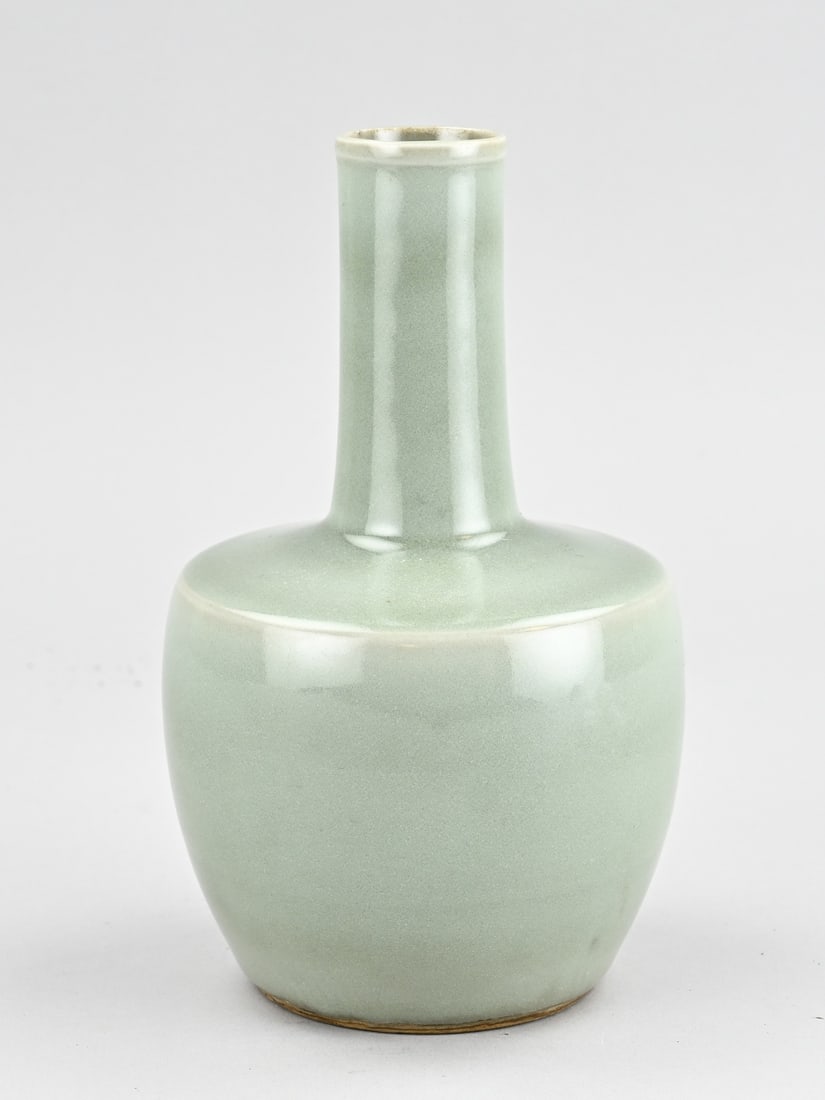 Celadon pipe vase, H 20 cm. (1 of 1)