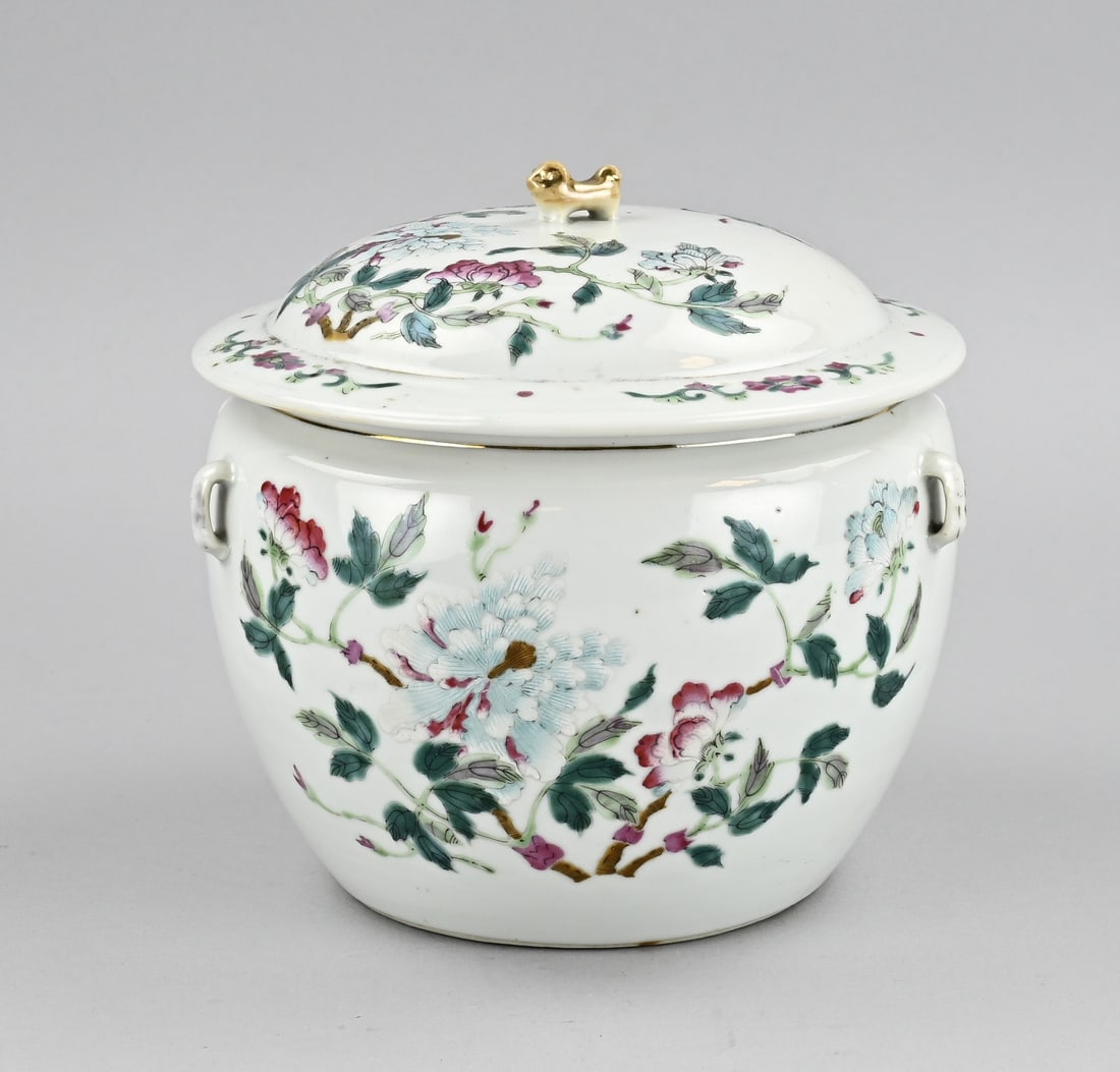 Chinese lidded bowl Ø 19 cm.: 19th-century Chinese porcelain family rose lidded jar with floral/butterfly decoration. With base mark. Dimensions: H 20 x Ø 19 cm. In good condition.